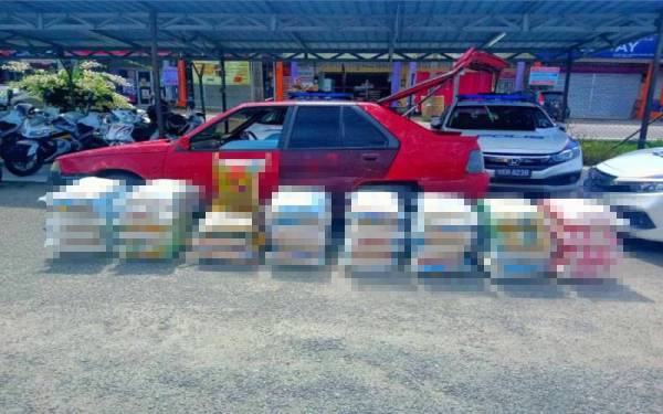 Polis mematahkan cubaan menyeludup masuk 700kg beras siam ke negara ini selepas menahan sebuah kereta Proton Iswara di Kampung Kedondong, Pasir Mas pada Jumaat.