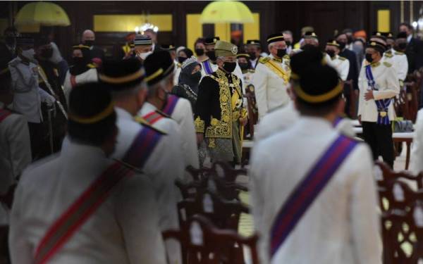 Yang di-Pertuan Agong Al-Sultan Abdullah Ri’ayatuddin Al-Mustafa Billah Shah dan Raja Permaisuri Agong Tunku Hajah Azizah Aminah Maimunah Iskandariah berkenan berangkat ke Istiadat Menghadap dan Pengurniaan Darjah Kebesaran, Bintang dan Pingat Persekutuan 2021 bersempena Hari Keputeraan Rasmi Yang di-Pertuan Agong di Istana Negara, pada Sabtu. - Foto Bernama 