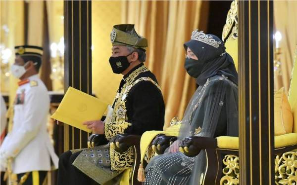 Yang di-Pertuan Agong Al-Sultan Abdullah Ri’ayatuddin Al-Mustafa Billah Shah berkenan bertitah pada Istiadat Pengurniaan Darjah Kebesaran, Bintang dan Pingat Persekutuan sempena Sambutan Ulang Tahun Hari Keputeraan Rasmi Baginda Tahun 2021 di Istana Negara, pada Sabtu. Turut berangkat Raja Permaisuri Agong Tunku Hajah Azizah Aminah Maimunah Iskandariah.  - Foto Bernama 