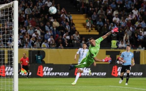 Penjaga gol Uruguay, Fernando Muslera gagal menyekat rembatan penyerang Argentina, Angel Di Maria pada aksi kelayakan Piala Dunia 2022 Qatar, pada Sabtu. - Foto EPA