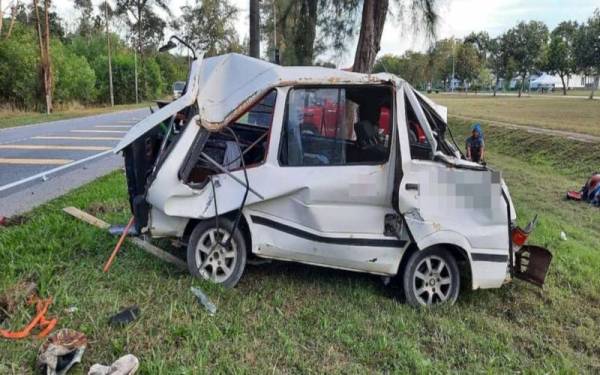 Keadaan van yang dinaiki mangsa selepas terbabit kemalangan di Lembah Bidong, Setiu pada Selasa lalu. - Foto ihsan pembaca