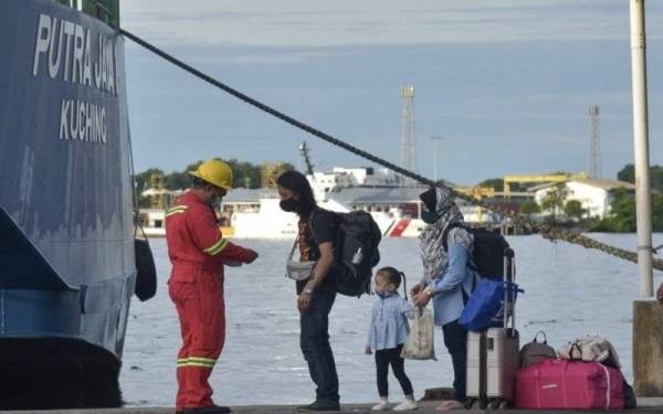 Ribuan penduduk Sabah terkandas di pulau bebas cukai ini sejak pandemik mula melanda dan susulan Perintah Kawalan Pergerakan yang dilaksanakan kerajaan bagi mengekang penularan Covid-19.- Foto Bernama