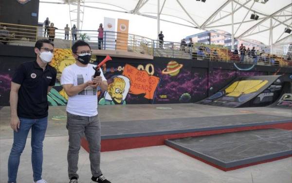 Lian Ker (kanan) melakukan gimik pelancaran Pembukaan Semula Kiara Skatepark pada Sabtu. - Foto Bernama