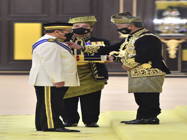 Al-Sultan Abdullah (kanan) berkenan mengurniakan Darjah Kebesaran Panglima Mangku Negara membawa gelaran Tan Sri kepada Abang Johari pada Istiadat Pengurniaan Darjah Kebesaran, Bintang dan Pingat Persekutuan sempena Sambutan Ulang Tahun Hari Keputeraan Rasmi Baginda Tahun 2021 di Istana Negara hari ini. - Foto Bernama