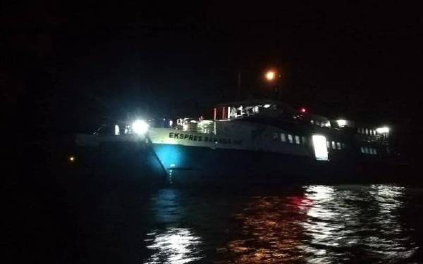 Feri tersebut ditunda ke Terminal Feri Kuala Perlis dengan bantuan bot nelayan. - Foto ihsan Ferry Line Ventures
