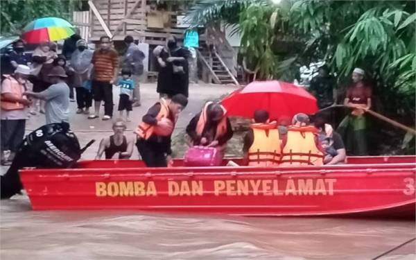 Seorang wanita mengandung dan lima bayi antara 51 orang yang terperangkap dalam kejadian kepala air di kawasan perkelahan dekat Pondok Sungai Kenerong, Kuala Krai pada Sabtu.