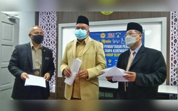 Che Mohd Rahim (tengah) pada sidang media di Pejabat Jaheaik, Lundang, Kota Bharu pada Ahad.