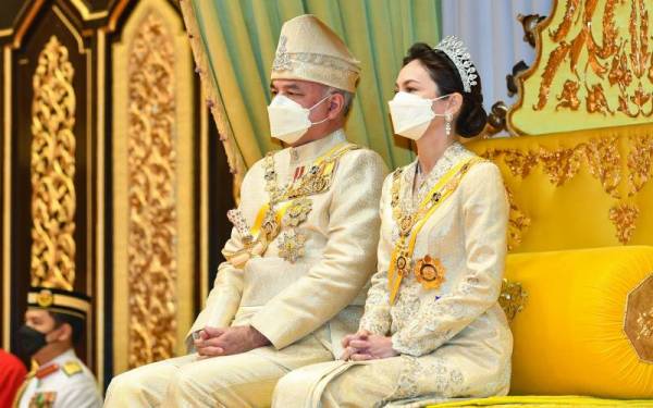 Sultan Nazrin Shah dan Tuanku Zara Salim berkenan berangkat pada Istiadat Penganugerahan Darjah Kebesaran Negeri Perak sempena Ulang Tahun Keputeraan Duli Yang Maha Mulia Paduka Seri Sultan Perak Darul Ridzuan di Balairong Seri Istana Iskandariah hari ini.  Foto Bernama