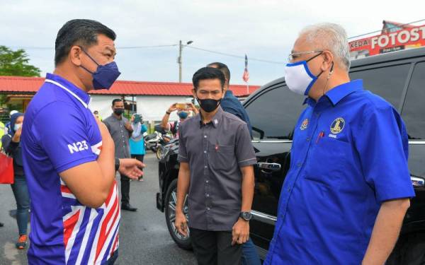 Ismail Sabri (kanan) disambut oleh Calon BN bagi DUN N23 Telok Mas Datuk Abdul Razak Abdul Rahman untuk bersarapan di Medan Selera Kampung Alai, Telok Mas hari ini. Foto Bernama
