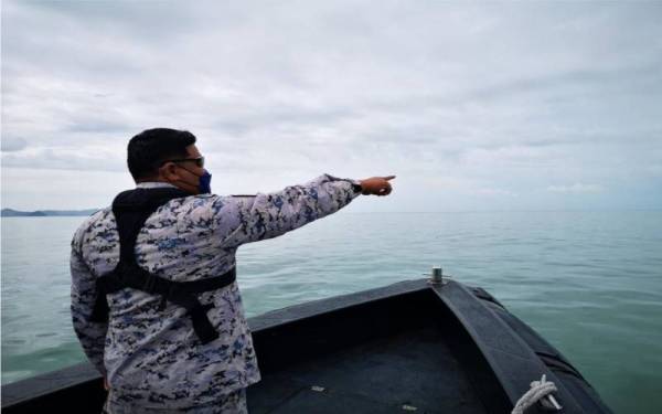 Maritim Malaysia mengaktifkan SAR bagi mengesan tiga nelayan hilang dalam kejadian bot karam di Pantai Remis. - Foto ihsan Maritim Malaysia.