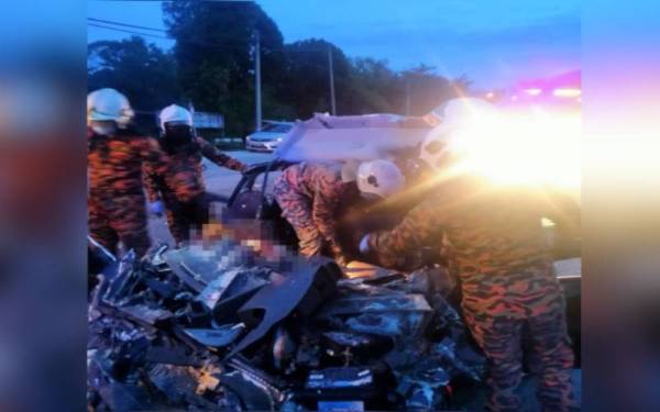 Anggota bomba menjalankan operasi mengeluarkan kedua-dua mangsa yang tersepit dalam nahas bas dan kereta di Kampar. Foto Ihsan Bomba Perak