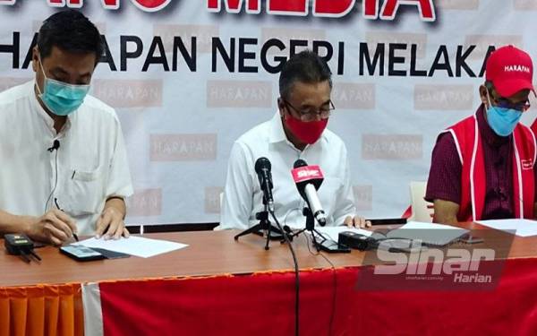 Adly (tengah) bersama Pengerusi DAP Melaka, Datuk Tey Kok Kie (kiri) dan Pengerusi Majlis Pimpinan PKR Melaka, Datuk Halim Bachik (kanan) ketika sidang media di Graha Amanah Melaka pada Ahad.