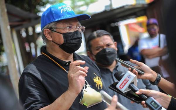 Annuar (kiri) bersama calon BN DUN N13 Paya Rumput Datuk Rais Yasin ketika sidang media selepas beramah mesra dengan penduduk setempat di Warung Gendang Gendut Tali Kecapi di Krubung Jaya, Melaka Tengah hari ini. Foto Bernama