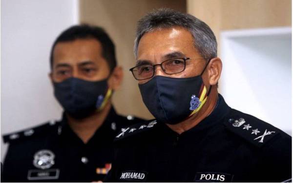 Ketua Polis Negeri Sembilan Datuk Mohamad Mat Yusop (kanan) pada sidang media mengenai tangkapan sindiket penipuan pelaburan tidak wujud dalam laman sesawang Facebook di Ibu Pejabat Polis Daerah (IPD) Nilai, hari ini. -Foto Bernama