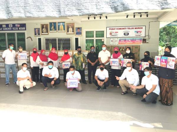 Mercy Malaysia menyerahkan 104 kotak makanan untuk membantu penduduk terjejas di daerah Manjung. Foto: ihsan Rumah Ngaji 