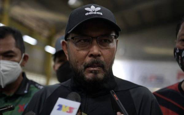 Naib Presiden FAM yang juga Presiden Persatuan Bolasepak Melayu Malaysia (PBSMM) Mohd Firdaus Mohamed ketika sidang media selepas pelancaran pertandingan Penalti Super League (PSL) di Sports Garage hari ini. - Foto Bernama