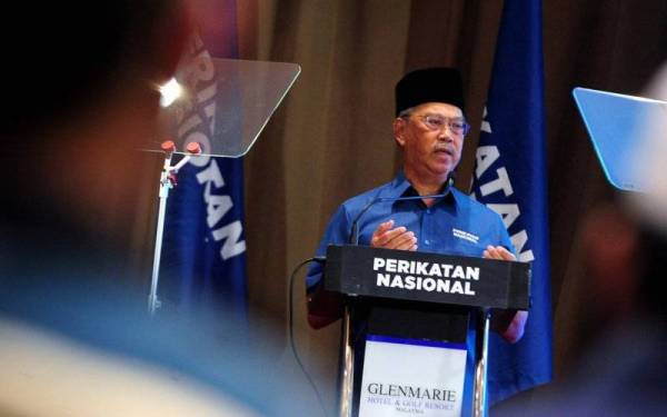 Pengerusi Perikatan Nasional (PN) Tan Sri Muhyiddin Yassin merangkap Presiden Parti Pribumi Bersatu Malaysia (Bersatu) membacakan doa ketika berucap pada Majlis Pelancaran Manifesto Perikatan Nasional (PN) menjelang Pilihan Raya Negeri (PRN) Melaka di sebuah hotel hari ini.- Foto Bernama