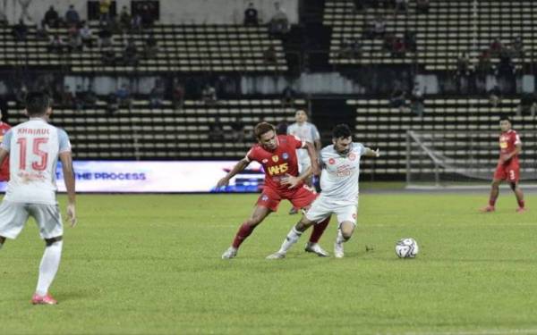 Antara aksi menarik perlawanan Melaka United menentang Sabah di Likas. - Foto Sabah FC