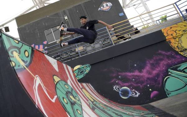 Kiara Skatepark mula dibuka kepada orang awam dengan satu tempoh percubaan telah bermula pada 1 November lalu dengan meletakkan pematuhan kepada prosedur operasi standard (SOP) di tahap tertinggi. FOTO: BERNAMA GAMBAR KECIL: JOHAN FITRY