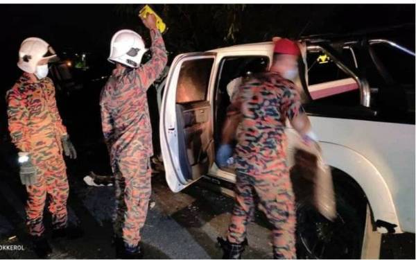 Anggota bomba membantu mengeluarkan mayat mangsa yang tersepit selepas terbabit kemalangan di Jalan Tengku Muhammad di sini pada awal pagi Isnin.- Foto FB JBPM Pahang.