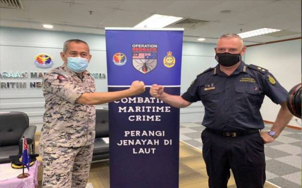 Hamid (kiri) bergambar bersama Penasihat ABF, Superitendan John Fleming sebagai gimik perasmian Operasi Redback ke-16 di Ibu Pejabat Maritim Malaysia Negeri Johor pada Isnin.