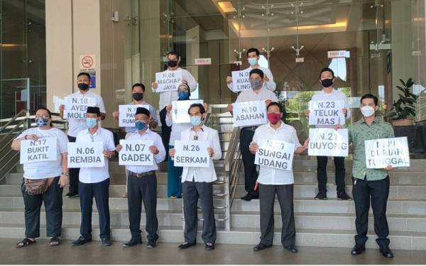 Calon-calon Bebas bagi PRN Melaka yang sudah menandatangani SD di Menara Persekutuan di Ayer Keroh pada Isnin.