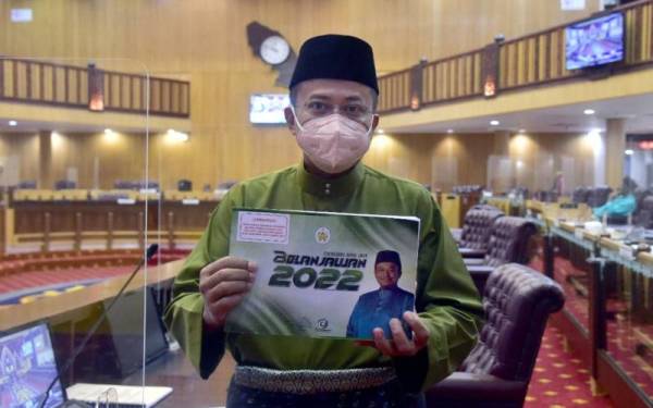 Ahmad Samsuri menunjukkan buku ucapan Belanjawan Terengganu 2022 bertemakan ‘Merakyatkan Sejahtera Untuk Semua’ yang dibentangkan pada Mesyuarat Kedua Penggal Ke-4 Dewan Undangan Negeri ke-14 (Bajet) pada Isnin.