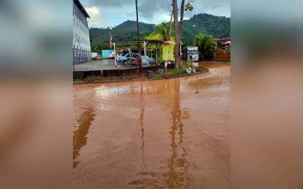 Keadaan banjir lumpur di Taman Seri Jenaris, Tikam Batu, Sungai Petani setiap kali hujan lebat.