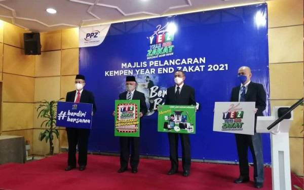 Abdul Hakim (dua dari kiri) bersama pegawai PPZ-MAIWP melancarkan Kempen Year End Zakat@YEZ 2021 di Wisma PPZ-MAIWP Taman Shamelin, Kuala Lumpur pada Isnin.