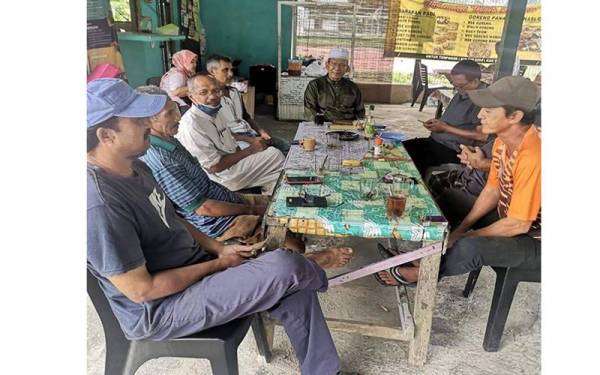 Abu Hashim turut menjadikan kedai makan sebagai lokasi bagi mendekati pengundi.