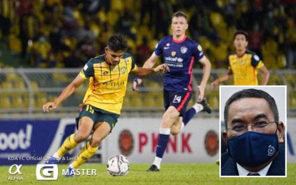 Aiman Afif (kiri) hampir menjaringkan gol buat KDA FC pada minit ke- 71 namun percubaannya sedikit tersasar di hadapan pintu gol JDT FC pada suku akhir pertama di Stadium Darul Aman pada Ahad. - Foto Kedah Darul Aman. (Gambar kecil: Muhammad Sanusi)