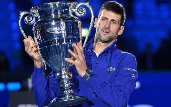 Pemain tenis nombor satu dunia, Novak Djokovic dianugerahkan trofi setelah berjaya mengekalkan status selaku pemain nombor satu dunia buat kali ketujuh, sempena Kejohanan Nitto ATP di Turin, pada Isnin. - Foto EPA