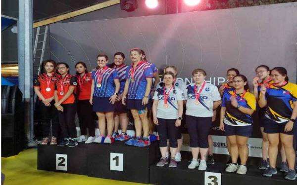 Skuad wanita negara (kiri) meraih perak pada Kejohanan Boling Dunia di UAE selepas tewas kepada AS (dua kiri) pada aksi final. - Foto ihsan Facebook Bowling Malaysia.