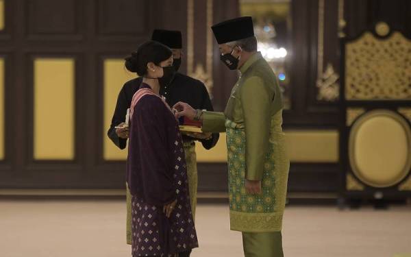 Yang di-Pertuan Agong, Al-Sultan Abdullah Ri’ayatuddin Al-Mustafa Billah Shah (kanan) berkenan mengurniakan Panglima Jasa Negara (PJN) yang membawa gelaran 'Datuk' kepada Datuk Nicol Ann David pada sesi kedua istiadat Darjah Kebesaran, Bintang dan Pingat Persekutuan 2021 bersempena Hari Keputeraan Rasmi Yang di-Pertuan Agong di Istana Negara pada Selasa. - Foto Bernama