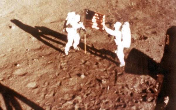 Gambar fail menunjukkan dua angkawasan Amerika Syarikat, Neil Armstrong Edwin Buzz Aldrin berada dekat bendera negara itu di bulan pada Julai 1969. - Foto AFP