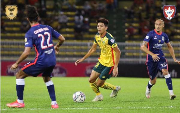 Fadzrul (tengah) ketika beraksi menentang JDT. 