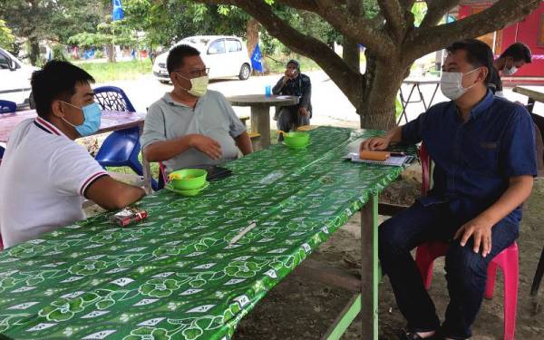 Calon Bebas DUN Bemban, Datuk Ng Choon Koon (kanan) ketika minum petang bersama para pengunjung kedai cendol di Ayer Merbau hari ini. - Foto Bernama