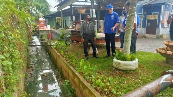 Mahdzir (kanan) ketika meninjau perparitan di Kampung Sungai Badàu, Krubong pada Selasa.