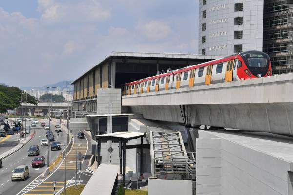 Operasi percubaan MRT Laluan Putrajaya Fasa Satu dengan 16 tren telah diuji di Stesen MRT Kwasa Damansara ke Stesen MRT Kampung Batu dalam keadaan perkhidmatan penuh setiap hari tanpa penumpang ketika tinjauan hari ini. -Foto Bernama