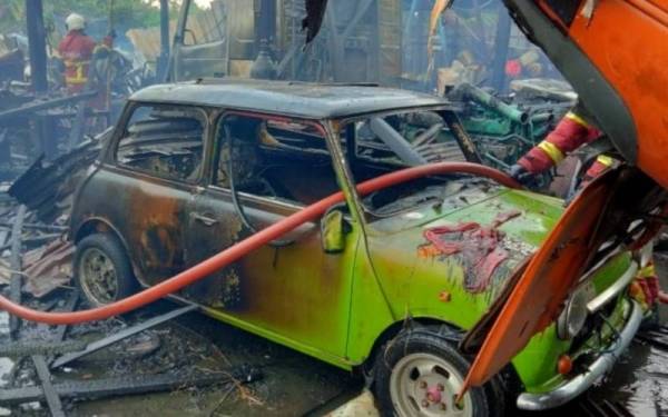 Sebuah Mini Cooper dan dua kepala treler musnah terbakar. 