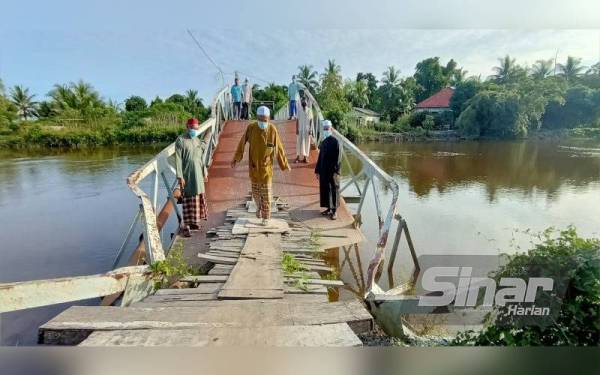 Penduduk merayu pihak berkenaan membaik pulih segera jambatan Kampung Nyor Kembar, di Tanjung Jering, Beris Kubur Besar, Bachok yang runtuh sejak Mei lalu.