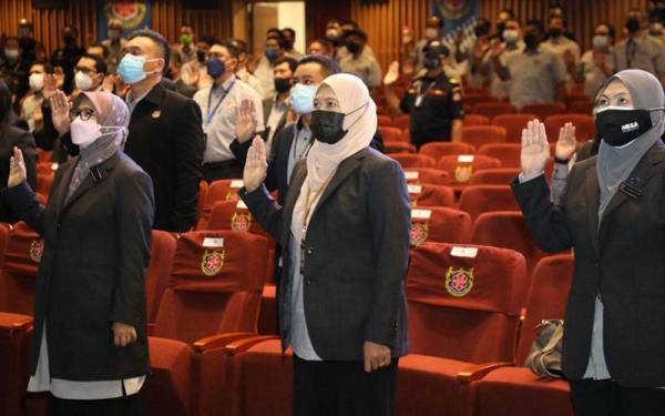 Sebahagian warga kerja MBSA melafaz ikrar bebas rasuah sempena sambutan Hari Integriti di Dewan Auditorium, MBSA pada Selasa.