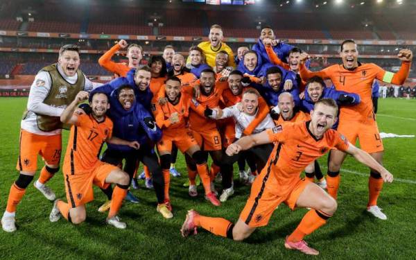 Pemain-pemain Belanda meraikan kejayaan mara ke Qatar 2022.