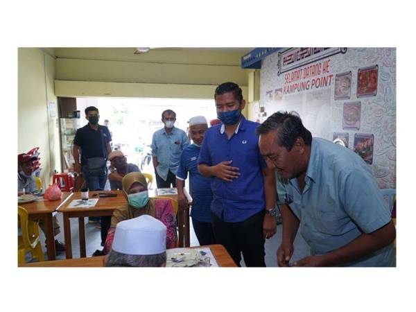 Muhammad Jefry ketika menyantuni warga Sungai Rambai di kedai makan.