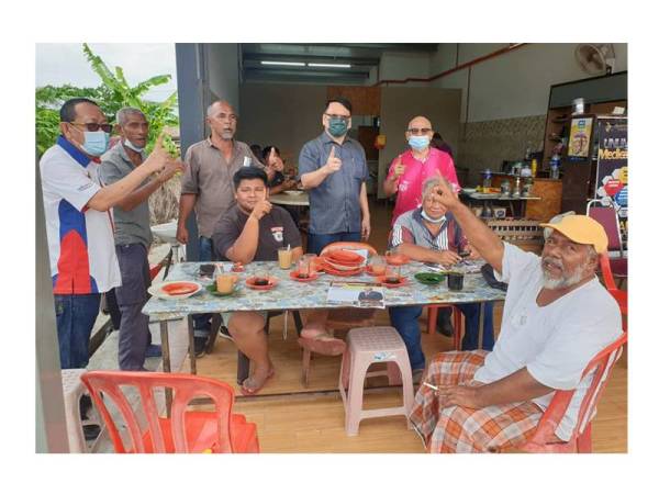 Gan mengambil peluang bertemu rakyat di kedai makan.