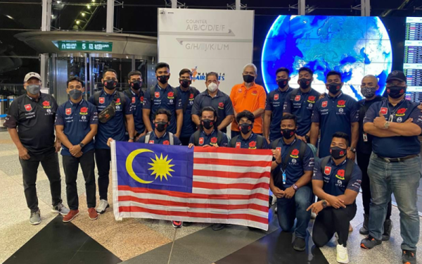 Mohd Saizul bersama para pemain Bunga Raya 7's lelaki negara yang membawa cabaran negara Siri Tujuh Sebelah Ragbi Asia di Sport City Dubai.