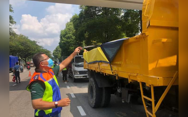 Antara kenderaan berat yang diperiksa dalam Ops Belang yang dilaksanakan DBKL bersama agensi-agensi sahabat di sekitar Jalan Kuching dan Jalan Klang Lama, Kuala Lumpur pada Selasa.