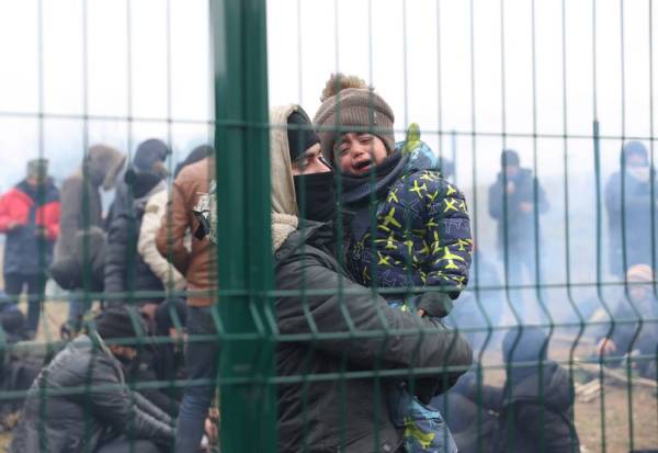 A handout photo made available by Belta news agency shows asylum-seekers, refugees and migrants gathered at the Bruzgi-Kuznica Bialostocka border crossing, Belarus, Nov 15, 2021. (Photo by EPA)