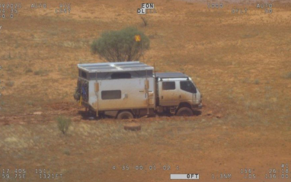 Sebuah penerbangan Pihak Berkuasa Keselamatan Maritim Australia (AMSA) menemui kenderaan yang tersangkut pada Jumaat dan menggugurkan telefon satelit dan bekalan makanan kepada mereka. - Foto AFP