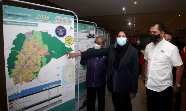 Datuk Nolee Ashilin Mohamed Radzi visiting the Draft Ipoh City Local Plan 2035 (Replacement) exhibition at the launch of Greater Ipoh Tourism Greater Ipoh Tourism Region Action Plan and Branding. (Photo by BERNAMA)